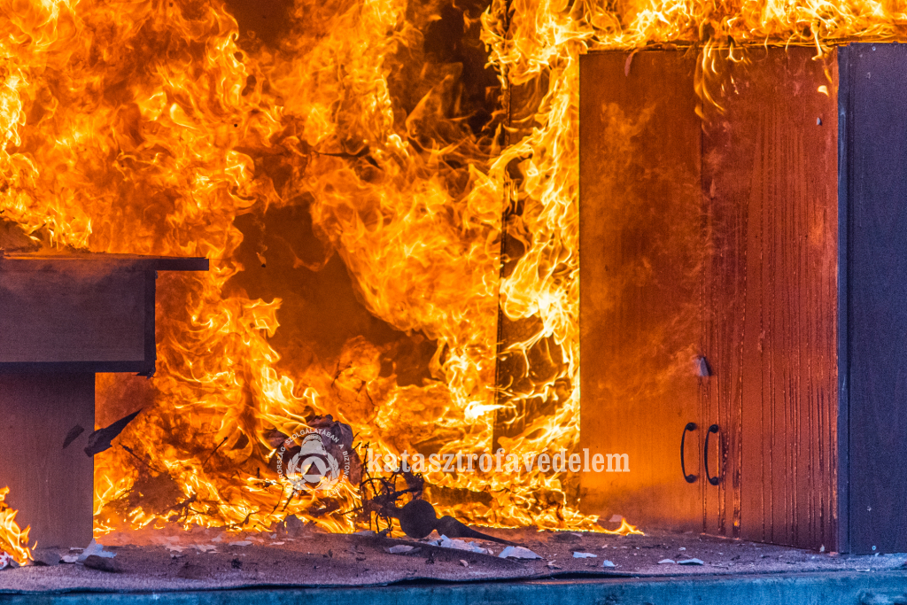 Pillanatok alatt lángokban állhat a lakás - Az advent veszélyei