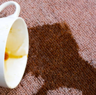 Így tudod eltüntetni a kávéfoltot a ruhádból - 5 extra erős módszer