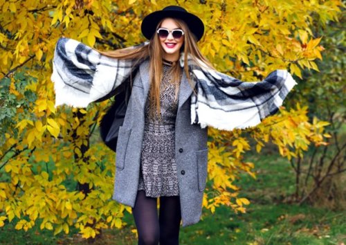 2025 őszi divattrendek – elegáns női ruhák, kabátok és stílusos kiegészítők az új szezonra