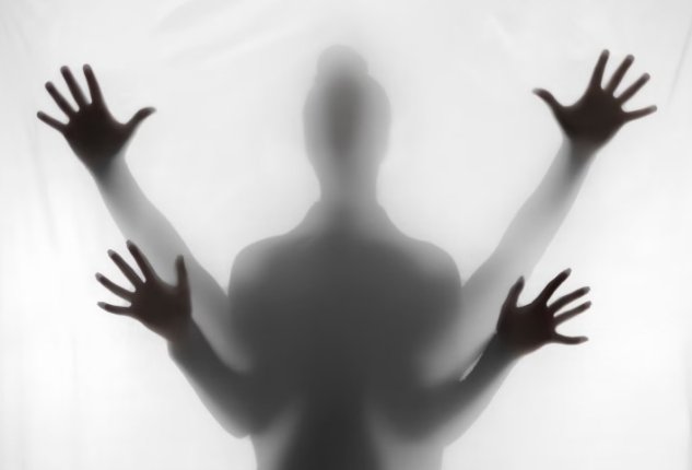 Felébredsz, de nem tudsz megmozdulni. Ez az éber rémálom, az alvásparalízis. A tudomány már tudja, miért történik. Van kiút?