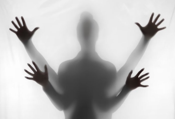 Felébredsz, de nem tudsz megmozdulni. Ez az éber rémálom, az alvásparalízis. A tudomány már tudja, miért történik. Van kiút?