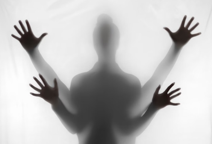 Felébredsz, de nem tudsz megmozdulni. Ez az éber rémálom, az alvásparalízis. A tudomány már tudja, miért történik. Van kiút?